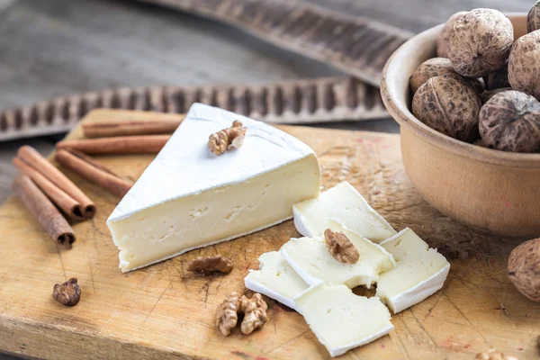 Brie cheese with nuts — Stock Photo, Image