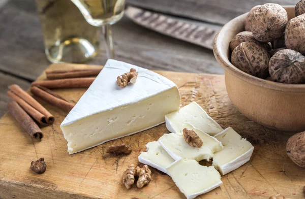 Brie peyniri fındık — Stok fotoğraf