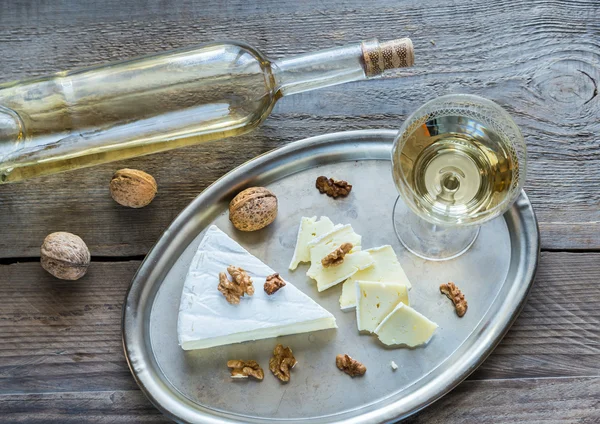 Brie cheese with nuts — Stock Photo, Image