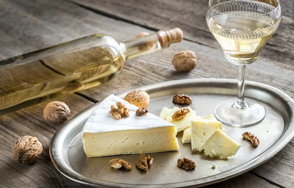 Brie cheese with nuts — Stock Photo, Image