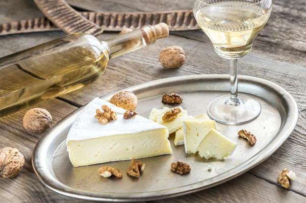 Brie kaas met noten — Stockfoto