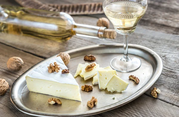 Brie peyniri fındık — Stok fotoğraf