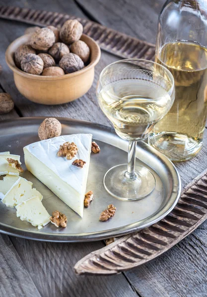 Brie cheese with nuts — Stock Photo, Image