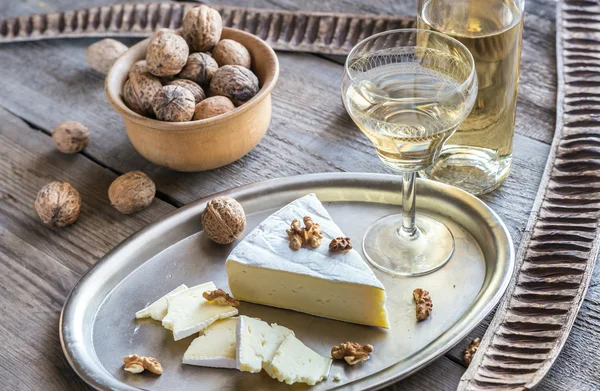 Queso brie con frutos secos — Foto de Stock