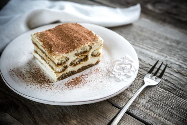 Tiramisu ahşap arka plan üzerinde plaka üzerinde