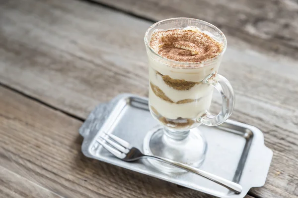 Tiramisu in het glas op de houten achtergrond — Stockfoto