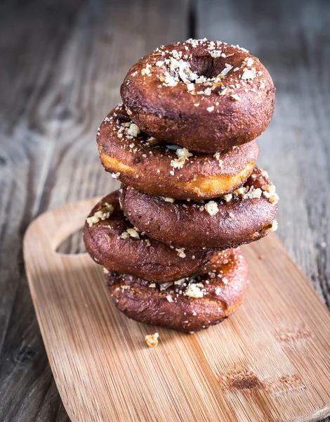 Empilement de beignets sur la planche de bois — Photo