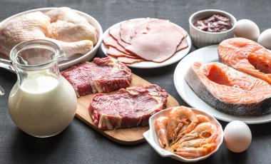 Protein diyeti: ahşap arka plan üzerinde ham ürünleri