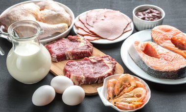 Protein diyeti: ahşap arka plan üzerinde ham ürünleri