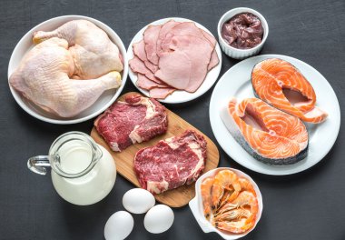 Protein diyeti: ahşap arka plan üzerinde ham ürünleri