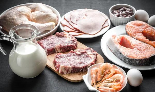 Protein diyeti: ahşap arka plan üzerinde ham ürünleri