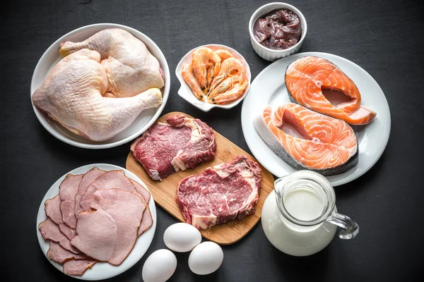 Dieta de proteína: produtos crus no fundo de madeira — Fotografia de Stock