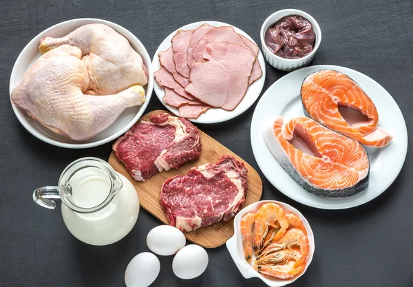 Dieta de proteína: produtos crus no fundo de madeira — Fotografia de Stock