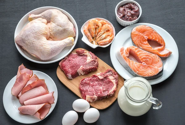 Dieta de proteína: produtos crus no fundo de madeira — Fotografia de Stock