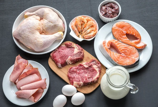 Protein diyeti: ahşap arka plan üzerinde ham ürünleri