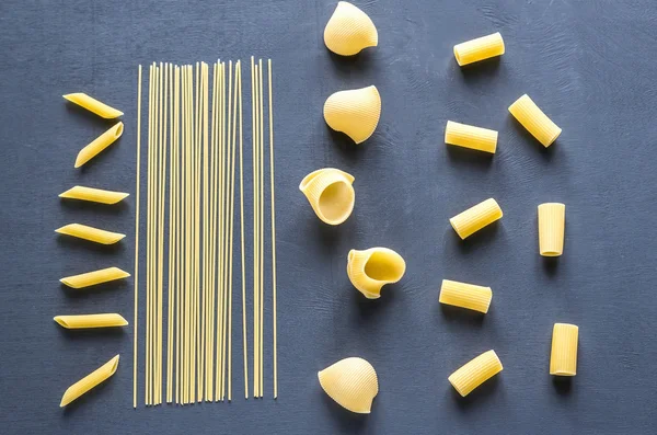 Various types of pasta on the dark background — Stock Photo, Image