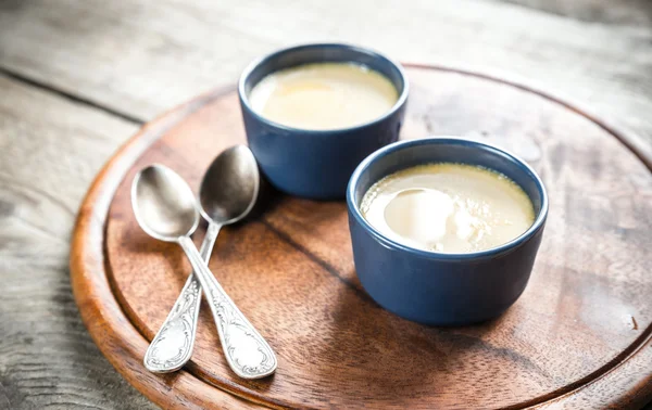 Creme karamel in de potten — Stockfoto