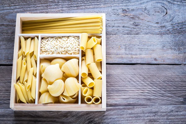 Verschillende soorten pasta in de houten container — Stockfoto
