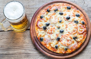 Bir bardak bira ile pişmiş pizza