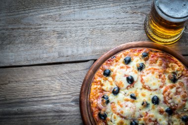 Bir bardak bira ile pişmiş pizza
