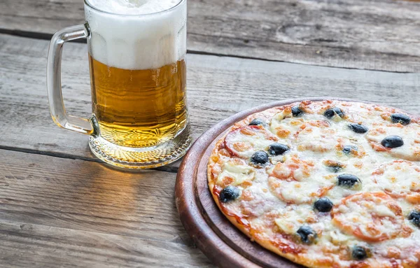 Pizza cuite avec un verre de bière — Photo