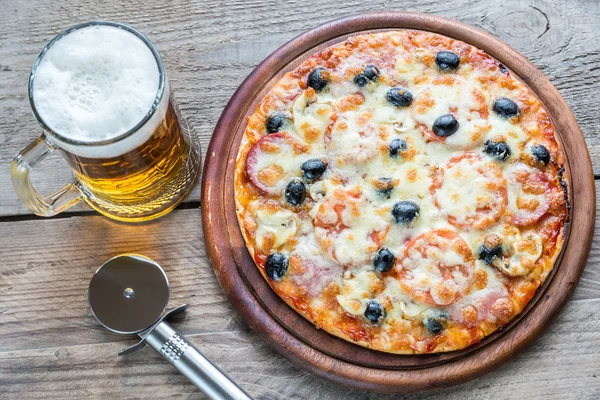 Bir bardak bira ile pişmiş pizza — Stok fotoğraf