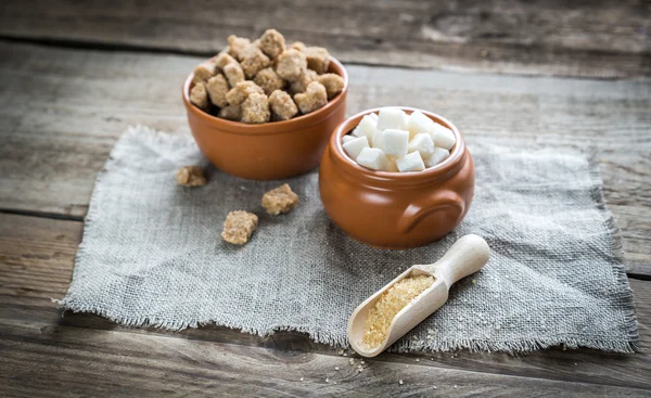 Ciotole di zucchero bianco e marrone — Foto Stock