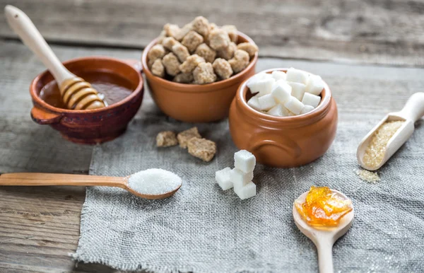 Verschiedene Zuckerarten und -formen — Stockfoto