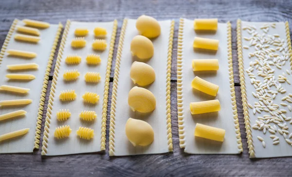 Olika typer av pasta på lasagne lakan — Stockfoto