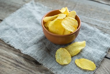 Kabın içinde patates cipsi