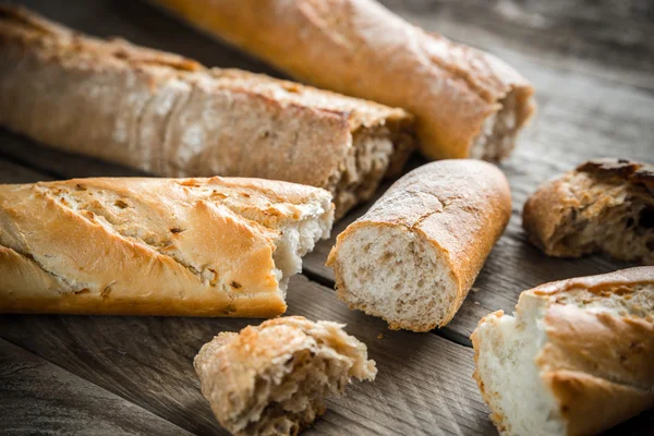 Baguettes sullo sfondo di legno — Foto Stock