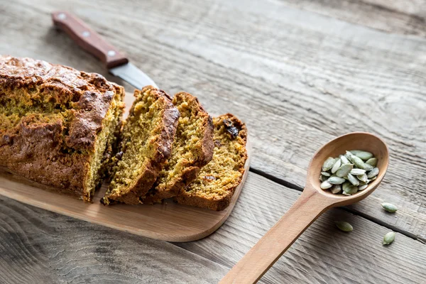 Тыквенный хлеб на деревянной доске — стоковое фото