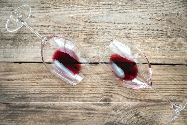 Due bicchieri con vino rosso — Foto Stock