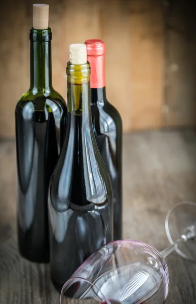Flessen met rode wijn — Stockfoto