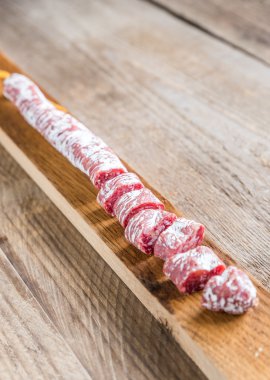 Tahtada İspanyol salamı kes.