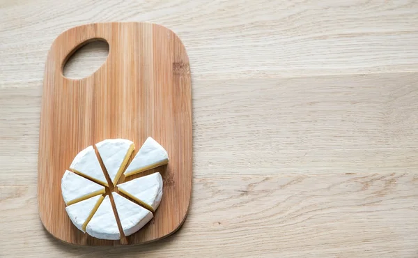Camembert na placa de madeira — Fotografia de Stock