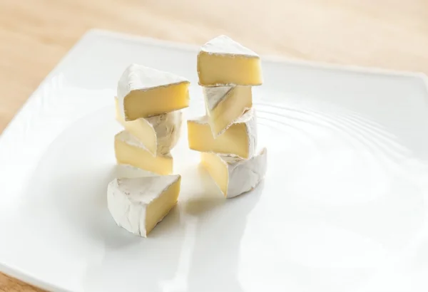Plasterki Camembert na talerzu — Zdjęcie stockowe