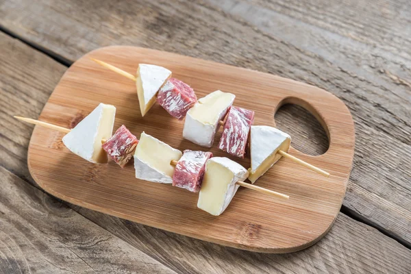 Szaszłyki Camembert i salami — Zdjęcie stockowe