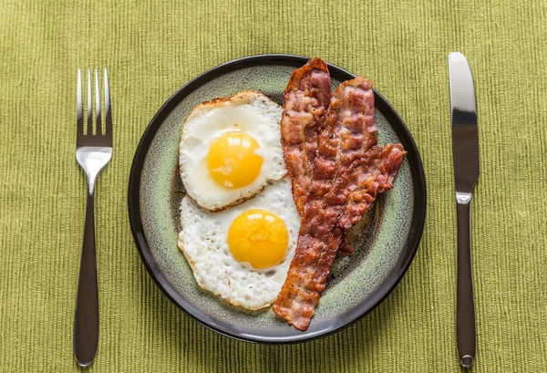 Porção de ovos fritos com bacon — Fotografia de Stock