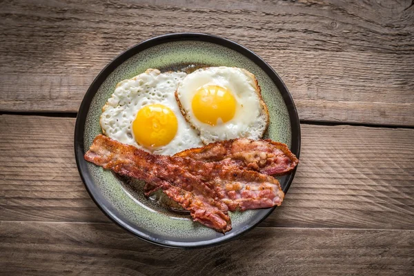 Porzione di uova fritte con pancetta — Foto Stock