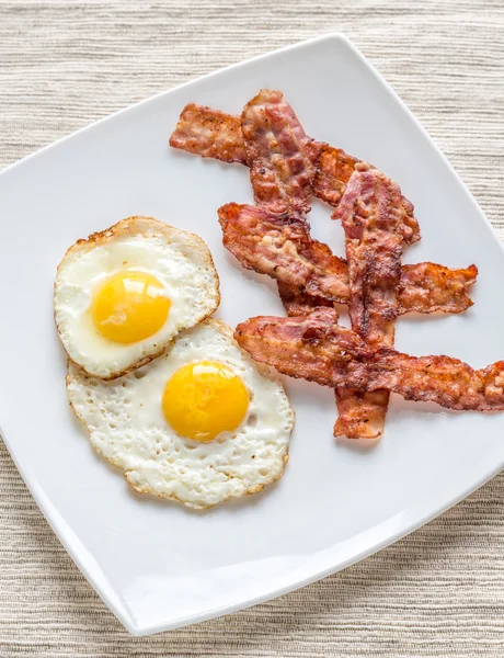 Portion af stegte æg med bacon - Stock-foto