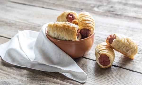 Cuenco con rollos de salchicha —  Fotos de Stock