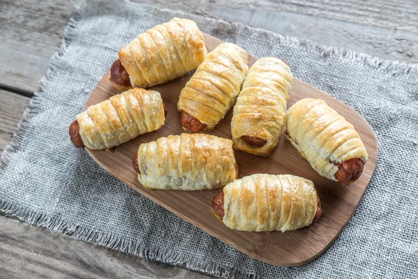 Worst rollen op de houten bord — Stockfoto