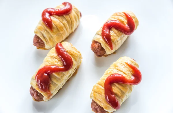 Rouleaux de saucisses sous sauce tomate isolés — Photo