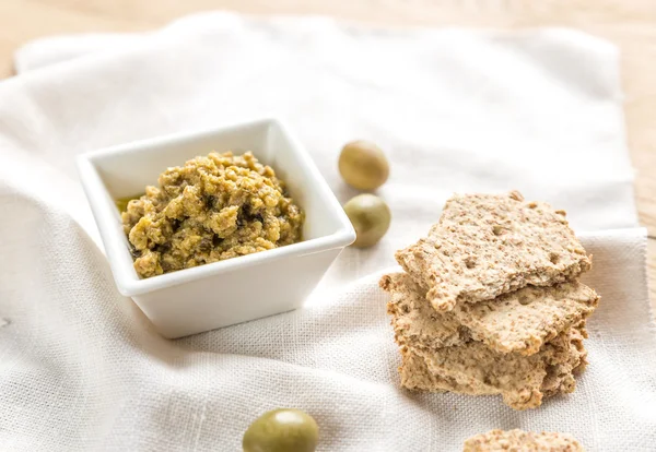 Wholegrain crackers with olive tapenade — Stock Photo, Image