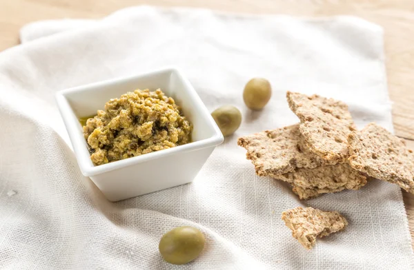 Kepekli kraker zeytin tapenade ile — Stok fotoğraf