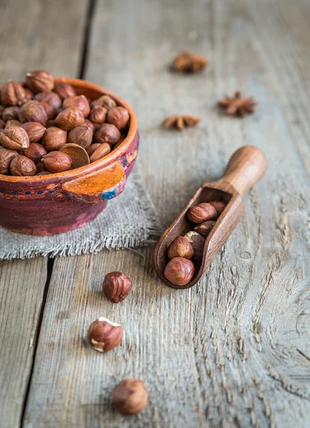 Mangkuk hazelnut di papan kayu — Stok Foto