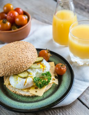 Haşlanmış yumurtalı sandviç