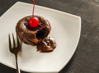 Kokteyl kiraz ile dekore edilmiş fondan