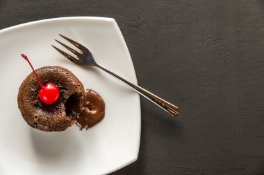 Kokteyl kiraz ile dekore edilmiş fondan